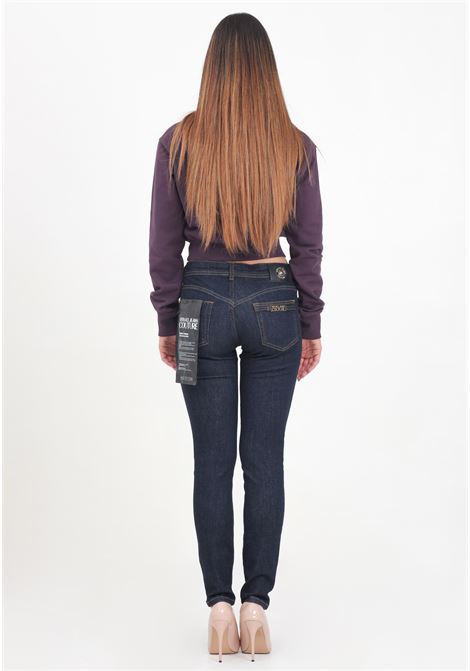 Jeans skinny in denim blu da donna con targhetta con Institutional Logo VERSACE JEANS COUTURE | 77HAB5J0CDW02904